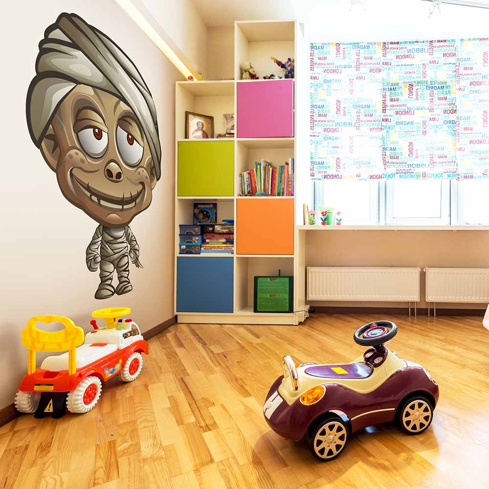 Playful kids' room with character wall art. ki027