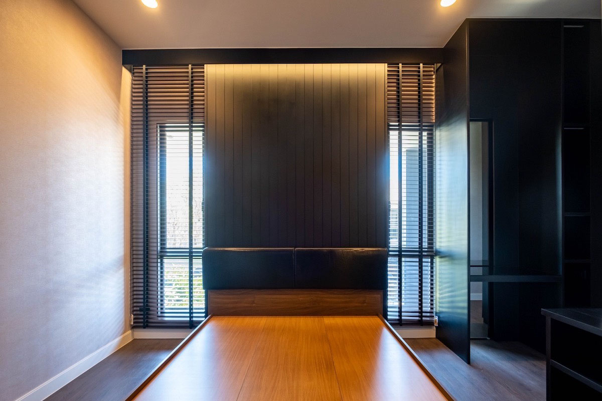 Narrow Wooden blinds.