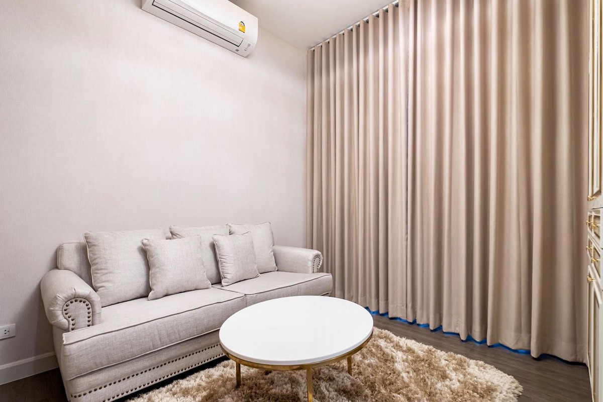 Serene Living Room with Elegant Drapes.
