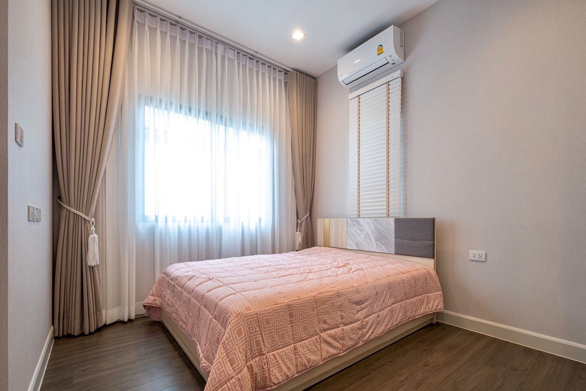 Harmonious Bedroom: Soft Light and Textured Fabrics.